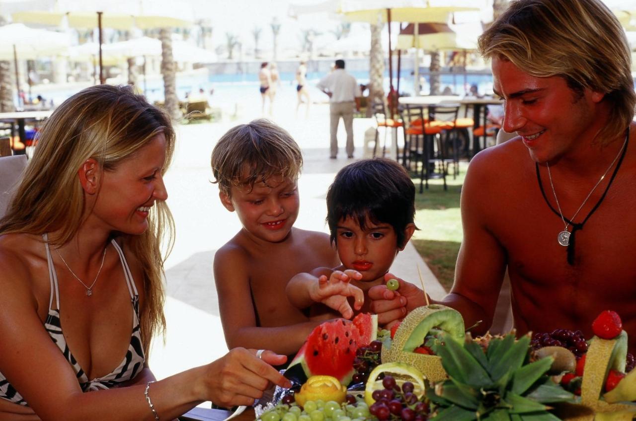 Sharm Dreams Vacation Club - Aqua Park Hotel Exterior photo Family eating fruit